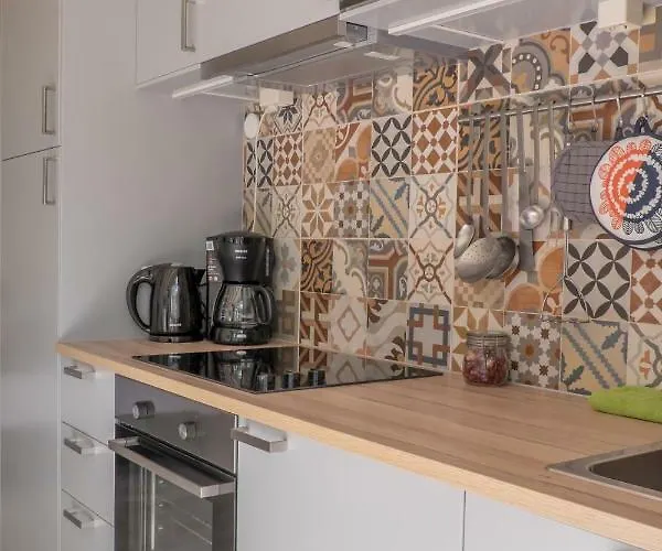 South With Garden And Free Parking