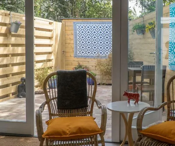 South With Garden And Free Parking *