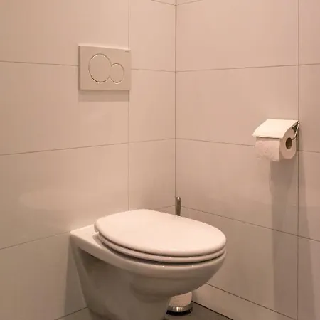 South With Garden And Free Parking