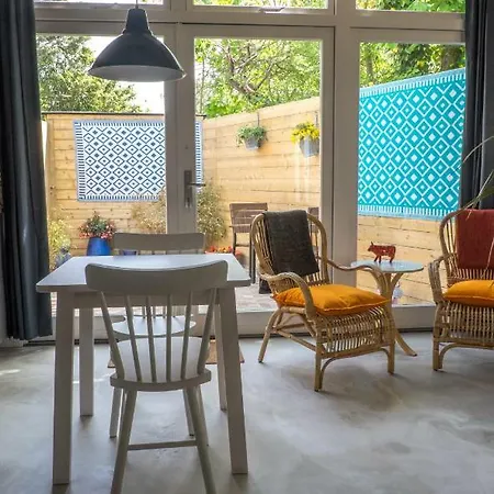 South With Garden And Free Parking