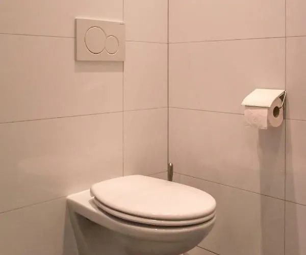 South With Garden And Free Parking