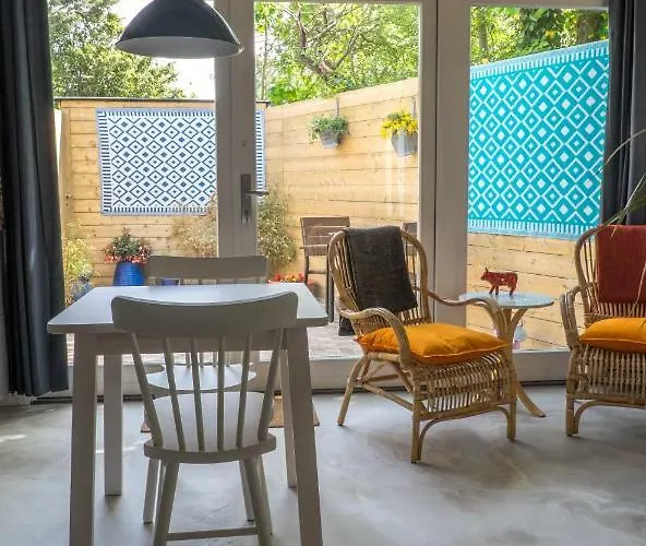 South With Garden And Free Parking