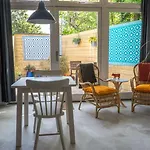 South With Garden And Free Parking
